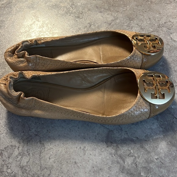 Tan Tory Burch flats with gold emblem - Picture 3 of 5